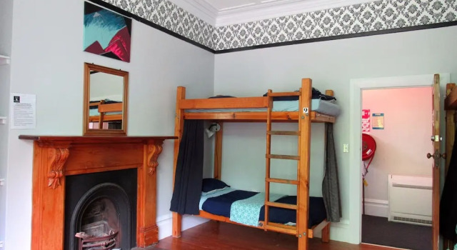 Кровать в общем номере с красивым видом из окна White Elephant Accomodation