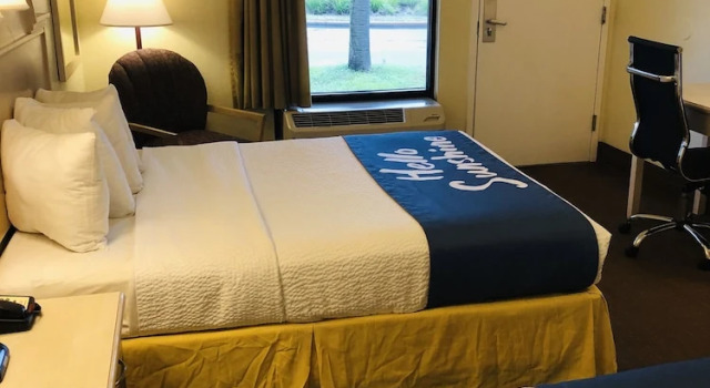 Четырёхместный номер Standard Days Inn & Suites by Wyndham Navarre - near Beaches Hurlburt