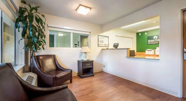 HomeTowne Studios by Red Roof Orlando - UCF Area