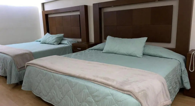 Четырёхместный номер Standard Hotel & Suites Victoria