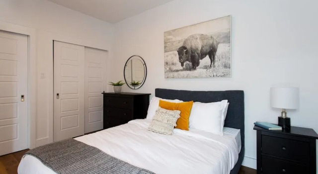 Spacious 2 Bedroom Condo in Little Italy, Rezervovat Apartmán Montreal Quebec, poblíž Ubisoft