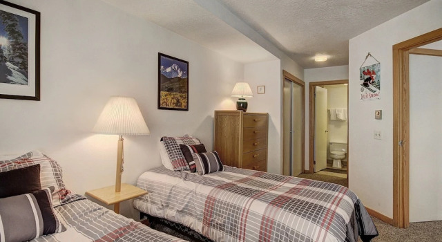 2062 The Pines 2 Bedroom Condo by RedAwning, Забронировать Апартаменты/квартира Отели Кистон с бассейном, Бассейн
