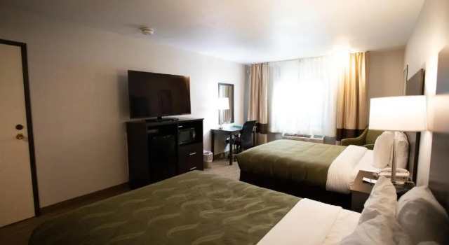 Четырёхместный номер Standard с видом на бассейн Clarion Pointe Winslow I-40