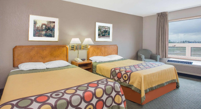 Standard Vierer Zimmer Super 8 By Wyndham Madison East
