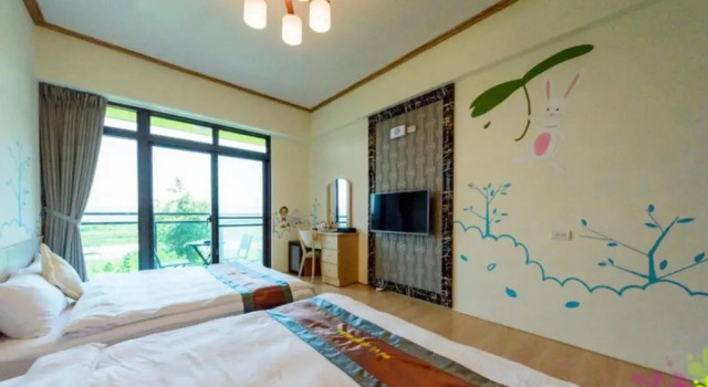 Четырёхместный номер Standard с балконом Yiren Hotel