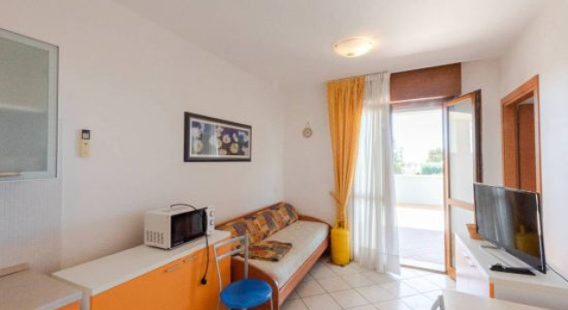 Апартаменты Beachfront Colourful Flat With Swimming Pool