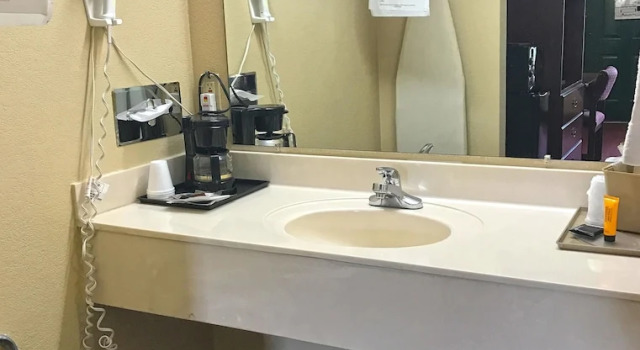 Четырёхместный номер Standard с балконом Americas Best Value Inn & Suites - Little Rock - Maumelle