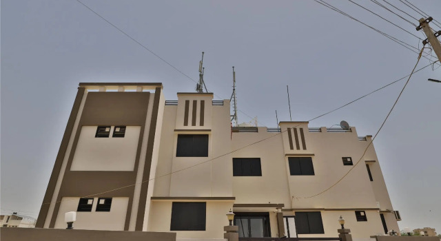 SPOT ON 38154 Shakti Hostel & Hotel, Rezerwuj Hostel Hotele w Bhuj z parkingiem, Parking
