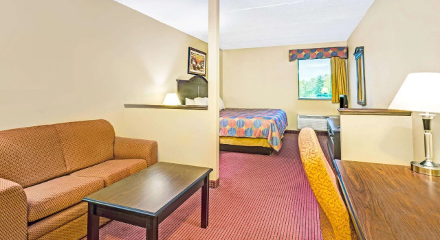 Шестиместный люкс Days Inn & Suites by Wyndham Jeffersonville IN