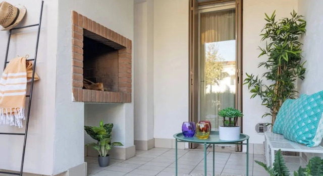 Апартаменты c 1 комнатой Pool View Apartment With Private Enclosed Garden