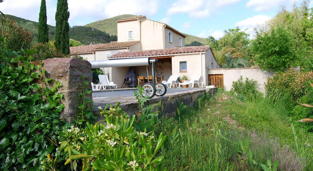 Child & dog friendly villa with private swimming pool and fenced garden on the river, Rezervasyon Villa Roquebrun Hérault