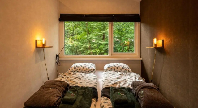 ZEN-Bungalow NO 4 met sauna en hottub, Rezervasyon Otel Rheezerveen 