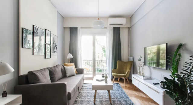 Апартаменты с балконом UPSTREET Charming & Comfy 2BD Apt-Acropolis