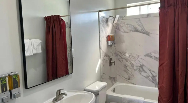 Номер Deluxe Harbor Inn