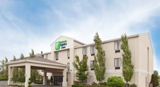 Четырёхместный люкс Holiday Inn Express & Suites Alliance by IHG