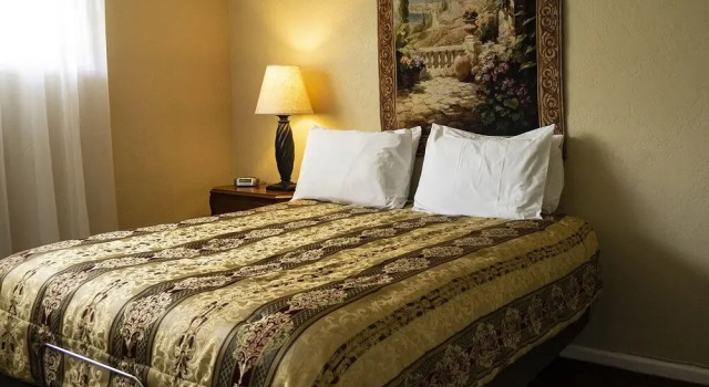 Tuscany Manor Suites - Clothing Optional, Забронировать Отель Палм-Спрингс Coachella Valley, рядом с Loehmanns Plaza Shopping Center
