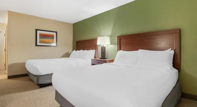 Четырёхместный номер Standard с красивым видом из окна Best Western Fairmont