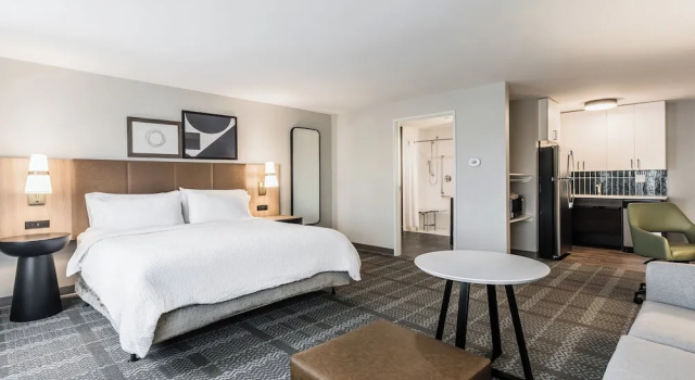 Двухместный люкс Staybridge Suites Dawson Creek by IHG