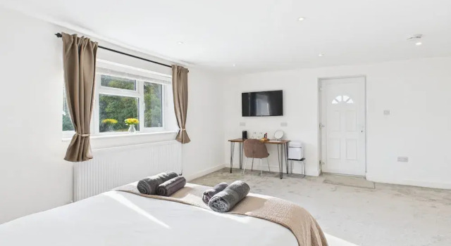 Room-modern Guest Room in West Midlands, Varaa Matkakoti Birmingham West Midlands