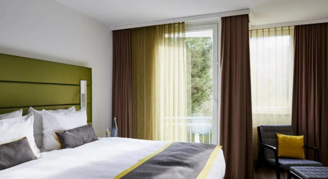 Двухместный номер Premium с балконом и с видом на сад Hotel Indigo - Dusseldorf - Victoriaplatz by IHG