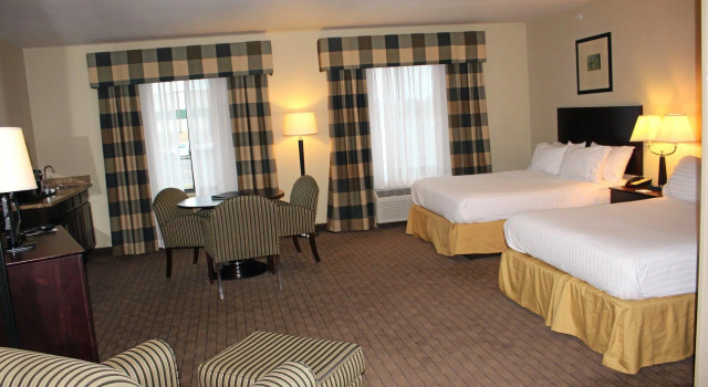 Четырёхместный номер Executive Holiday Inn Express Hotel & Suites Syracuse North - Cicero by IHG