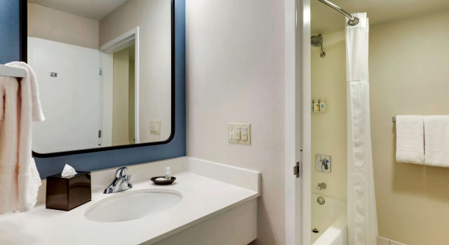 Четырёхместный номер Deluxe с видом на воду Sonesta Select San Francisco Airport Oyster Point Waterfront