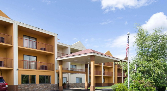 Quality Inn and Suites, Varaa Hotelli Hotellit New England uima-altaalla, Uima-allas