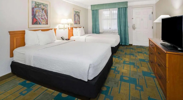 Четырёхместный номер Standard Days Inn by Wyndham San Diego Vista