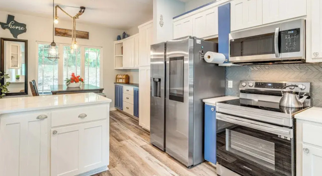 Beach & Pool Access at Lake Travis Family Getaway!, Забронировать Отель Лейкуэй Greater Austin, рядом с Загородный клуб Лейкуэя