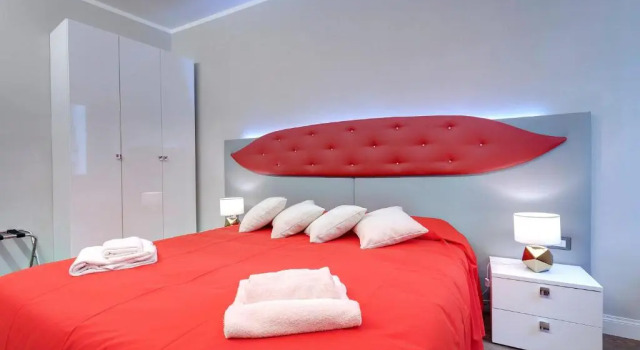 Elegant Suite Located Near Central Station of Florence, Prenota Hotel Firenze Toscana