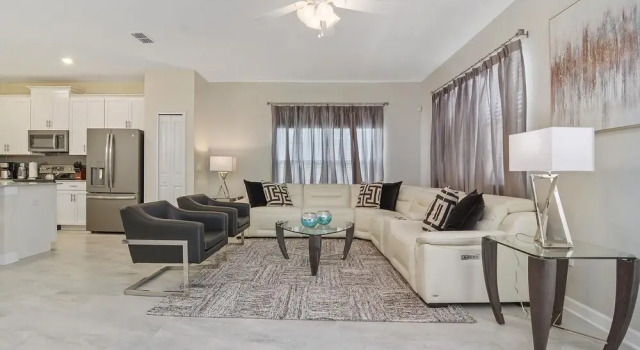 Luxurious 5Bd Sleeps 15 w Pool Close to Disney 4894, Rezerwuj Hotel Kissimmee Kissimmee