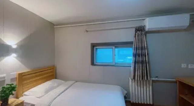 Кровать в общем номере (мужской номер) Jingkanglong Hotel(No.2 store, South Gate, Beijing Erwai)