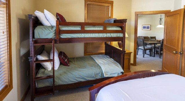 1102 - Two Bedroom Standard Eagle Springs West 2 Condo by RedAwning, Varaa Huoneisto Solitude 