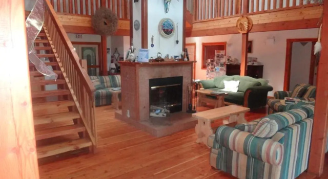Alpine Meadows Lodge, Buchen Sie Hotel Golden British Columbia