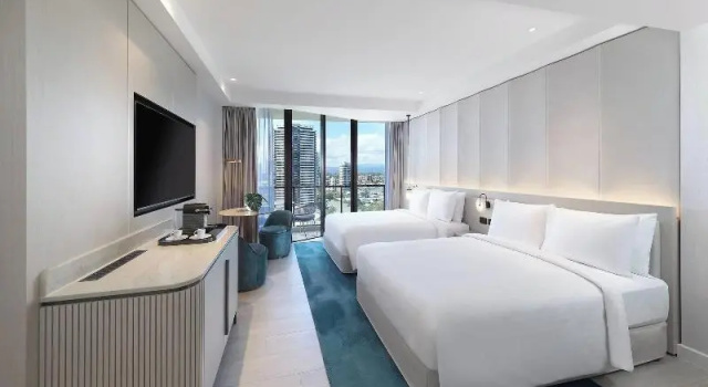 Четырёхместный номер Standard с балконом и с видом на горы JW Marriott Gold Coast Resort & Spa