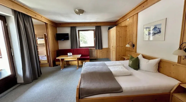 Четырёхместный номер Deluxe с балконом и с видом на горы Hotel Zirbenhof