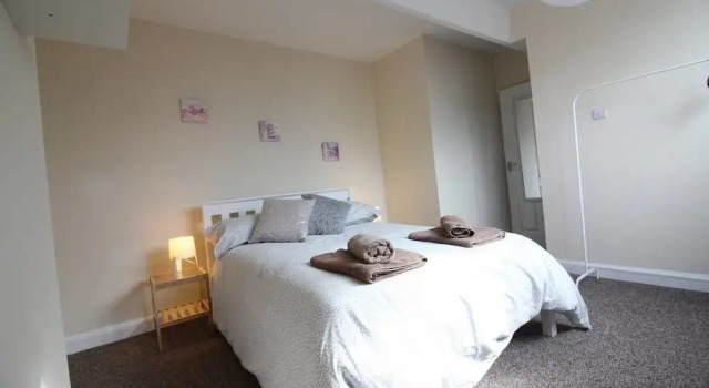 2 Bedroom Family Home near Leeds City Center, Varaa Lomakoti Mökit kohteessa Merseyside, Mökki