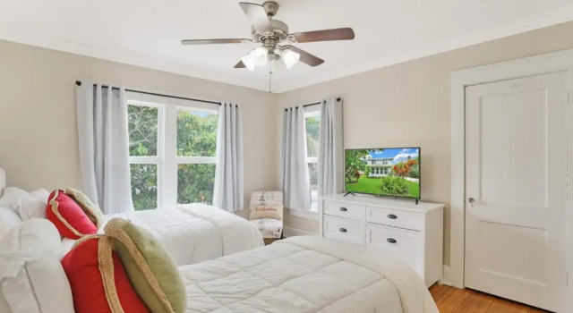 Коттедж с 5 комнатами Charming Historic Home and Cottage minutes from the Intracoastal and the Beach