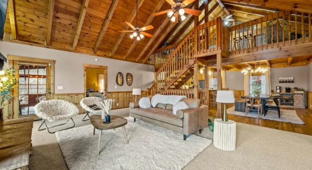 High-end Luxury Cabin Sauna Hot Tub Gameroom