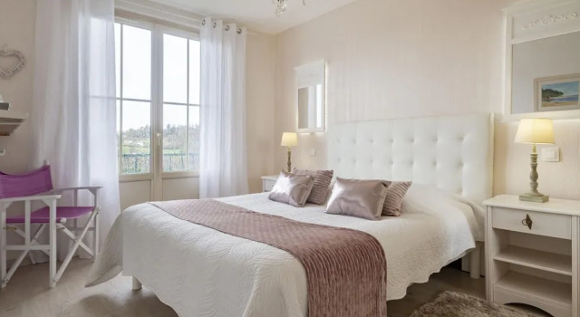 Enticing Holiday Home in Tulle with Garden, Rezerwuj Hotel Tulle Correze