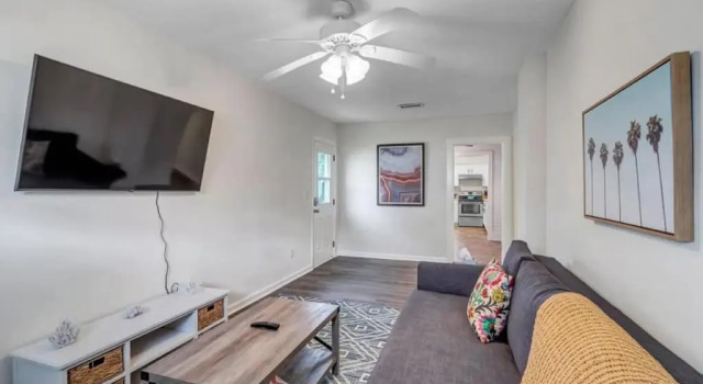 Amazing 1 BR apt - 1 block from Jax Beach!