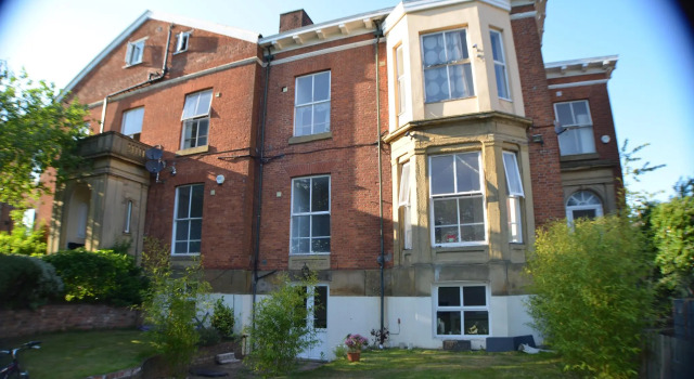 Queens Guesthouse Manchester, Varaa Matkakoti Vierastalot kohteessa Suur-Manchester, Matkakoti