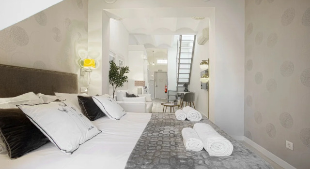 Penthouse With Private Terrace & Balcony in Plaza Mayor Square. Plaza Mayor IV, Забронировать Отель Толедо Мадрид, рядом с Дом-музей Лопе де Вега