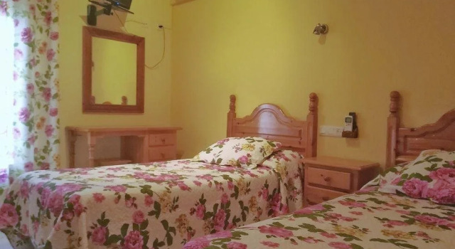 Hostal Los Rosales, Book Hotel Hoteller i Tejeda de Tietar med parkering, Parkering