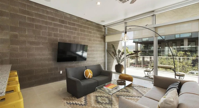 Tempe Lofts, Забронировать Апартаменты/квартира Пруд в Темпе Phoenix Metropolitan Area, рядом с Антропологический музей государственного университета Аризоны
