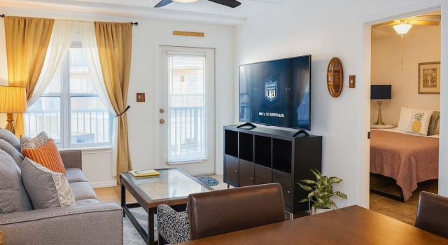 Апартаменты Cozy Family Retreat Steps To Beach Pool / Hot 2 Bedroom Apts