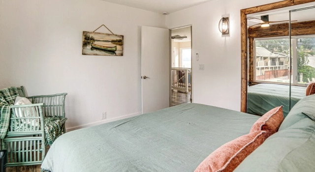 Waterfront Clear Lake Home w/ Game Room & Deck!, Reserva ahora Casa o chalet Cabañas en Nice, Cabaña