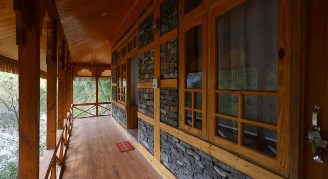 Tirthan village resort, Book Ferieresort Banjar Himachal Pradesh