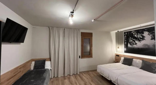 Трёхместный номер Standard с балконом Hotel Els Encantats