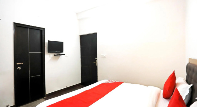 OYO 46645 Hotel Lotus Palace Vrindavan